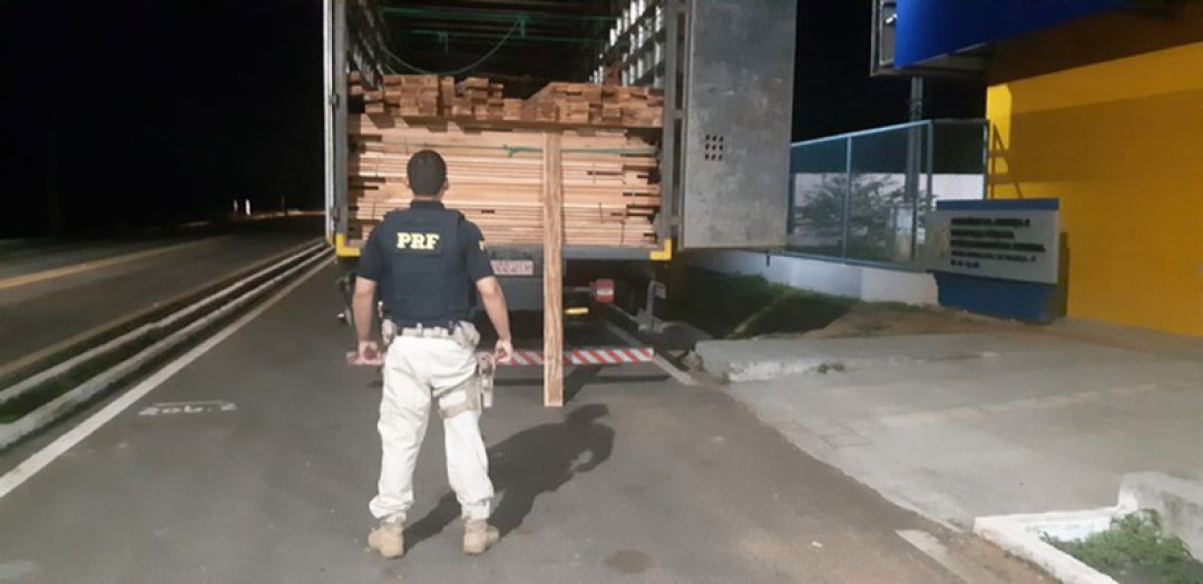 PRF apreende carregamento com 20 metros cúbicos de madeira ilegal no Piauí