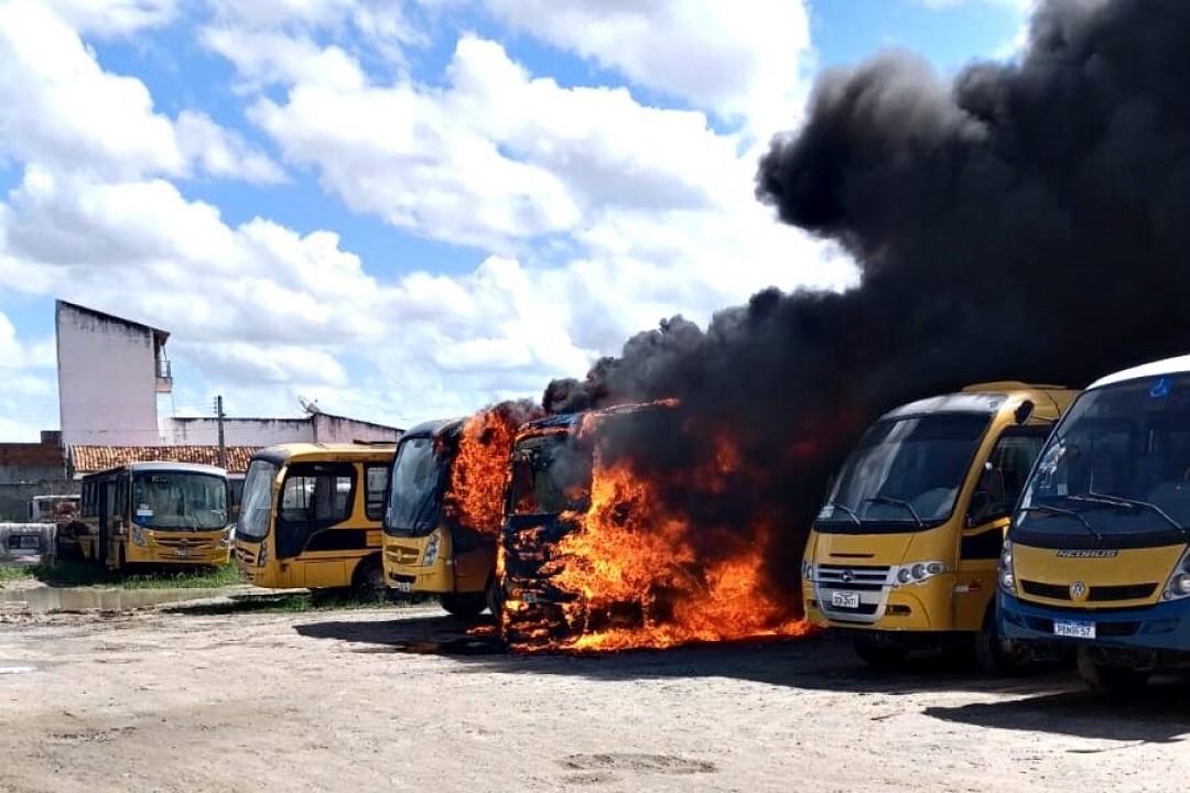 Incêndio destrói dois micro-ônibus escolares em Tobias Barreto