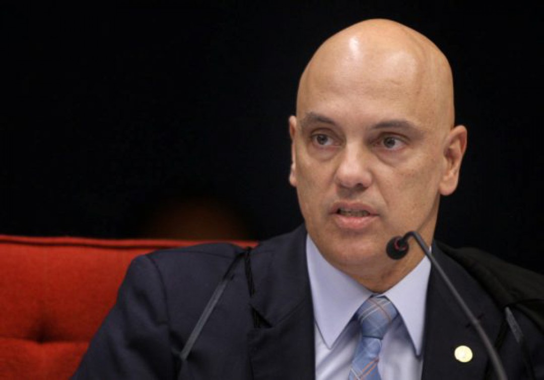 Bolsonaro cogita acionar Alexandre de Moraes em cortes internacionais