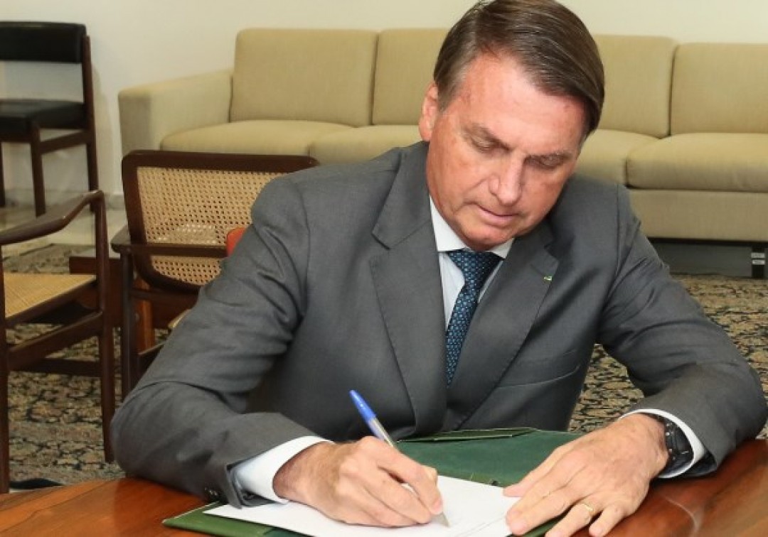 Bolsonaro revoga decreto que criou comitê para enfrentamento da pandemia