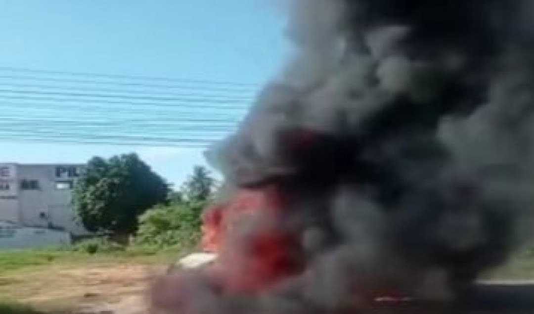 Carro pega fogo na Zona de Expansão de Aracaju