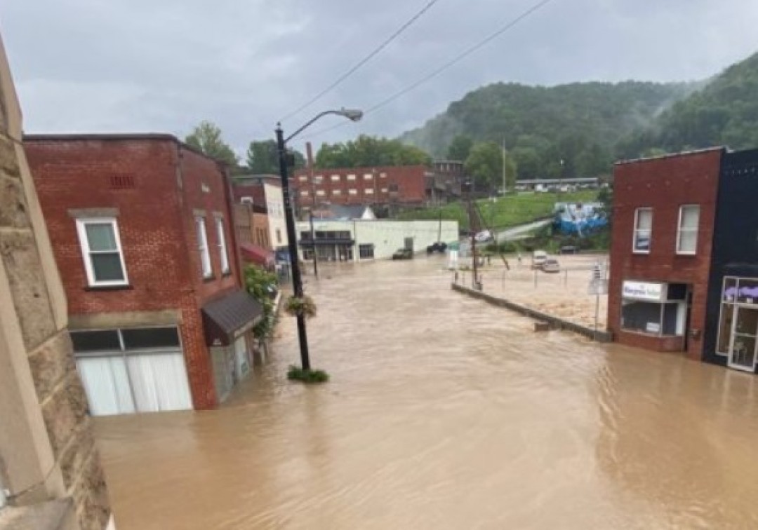 Inundações em estado dos EUA matam pelo menos 25, diz governador