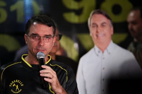 Alexandre de Moraes suspende visitas de Flávio Bolsonaro ao pai por 90 dias