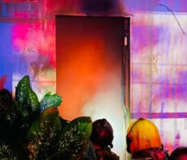 Bombeiros combatem incêndio em residência no bairro Industrial, em Aracaju