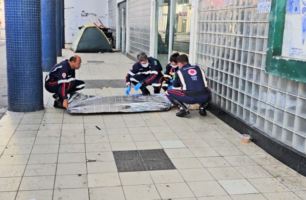 Homem em situação de rua morre em frente a prédio público em Aracaju
