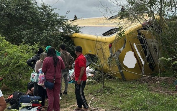 Ônibus tomba na rodovia SE‑230 em Poço Redondo