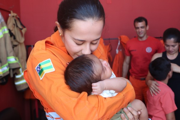 Bebê engasgado é salvo por bombeiros a caminho de incêndio em Socorro
