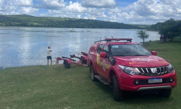 Corpo de Bombeiros realiza buscas por jovem desaparecido após ser levado por correnteza em Gararu