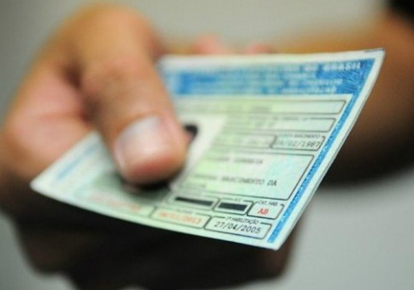 Governo torna CNH digital gratuita e mantém versão física paga