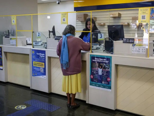 Pensionistas buscam agências dos Correios por suspeita de descontos indevidos do INSS