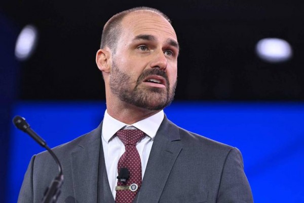 Eduardo Bolsonaro critica disputa por apoio do pai e chama pré-candidatos de “abutres”
