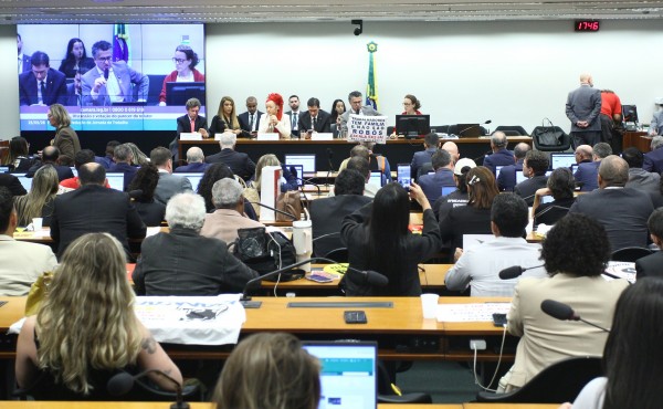 Pedido de vista adia votação da PEC que prevê o fim da escala 6x1