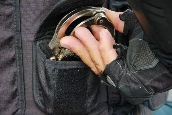 Homem é preso após esfaquear enteado durante agressão à companheira em Itaporanga d'Ajuda