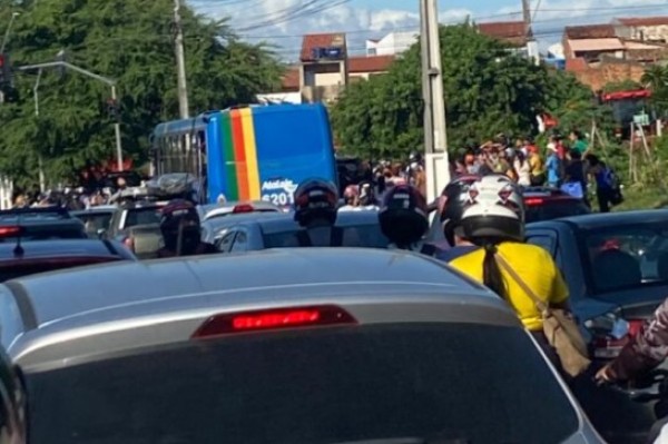 Motorista é esfaqueado durante tentativa de assalto dentro de ônibus em Aracaju
