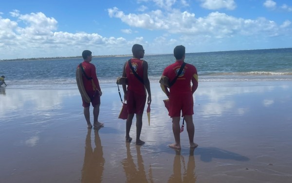 Corpo de Bombeiros realiza buscas por jovem desaparecido após mergulho na Praia dos Artistas