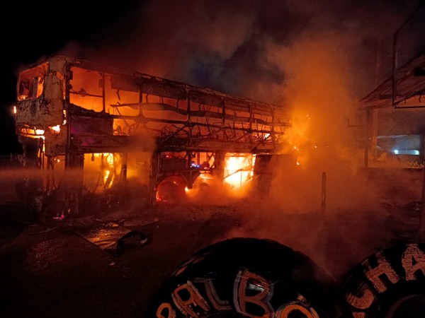 Ônibus interestadual pega fogo e fica destruído na BR-101 em Socorro