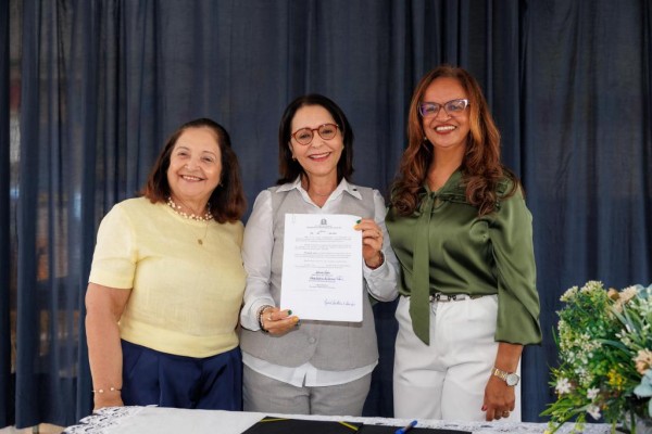 Prefeita sanciona Bolsa Aju e lei que corrige distorção salarial de professores em Aracaju