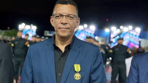 Apresentador do Patrulha da Xodó, Robson Martins, recebe Medalha Quatro Tenentes durante solenidade da PMSE