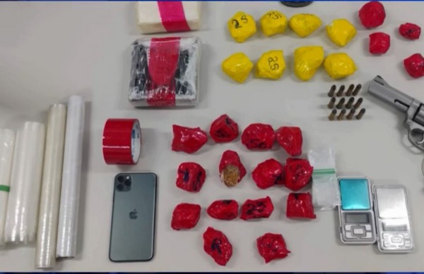 Polícia Militar prende mulher suspeita de tráfico de drogas no bairro Santa Maria, em Aracaju