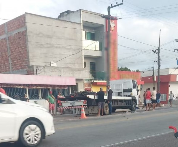 Motociclista morre após colisão com caminhão na BR-101 em Cristinápolis