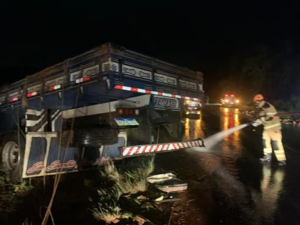 Caminhão carregado com melancias capota e deixa três feridos em Ribeirópolis