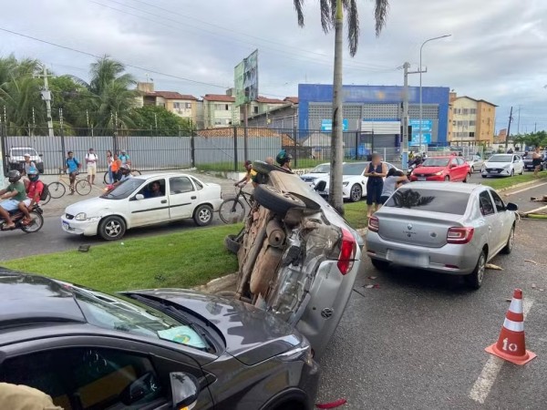 Motorista perde controle da direção e carro capota na Barra dos Coqueiros