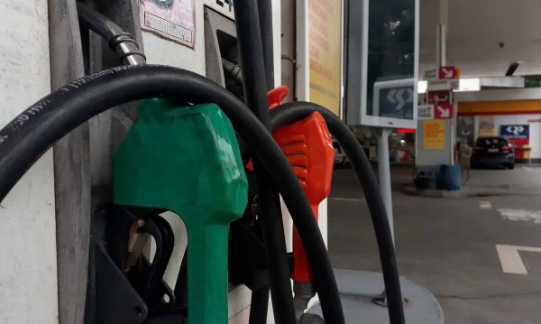 Mistura com 32% de etanol deve reduzir preço da gasolina em R$ 0,03, diz ministro