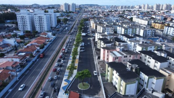 Prefeitura entrega urbanização de calçadão na Avenida Augusto Franco e moradores destacam melhorias