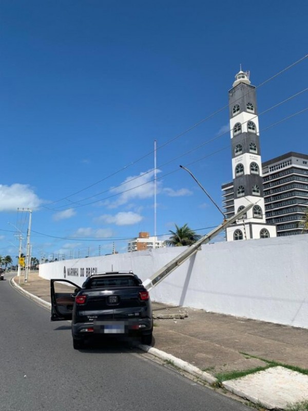 Idoso sofre mal súbito e colide veículo contra poste na Zona Sul de Aracaju