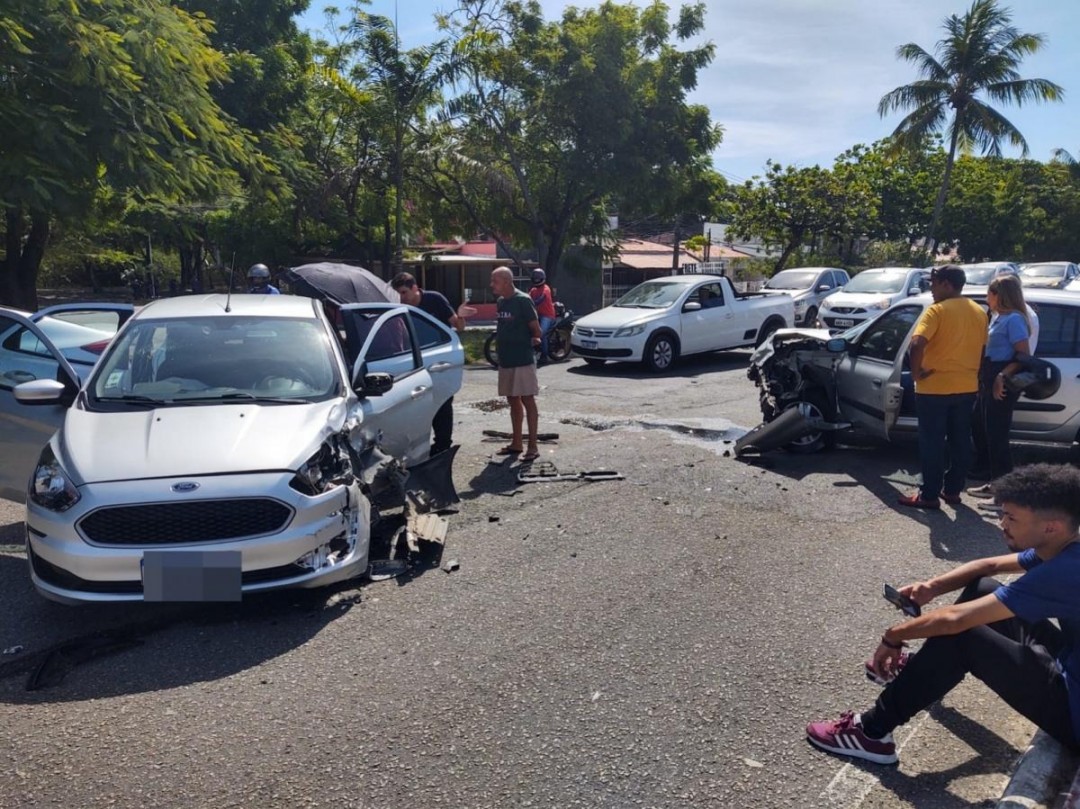 Batida entre veículos deixa  duas pessoas feridas na avenida Tancredo Neves