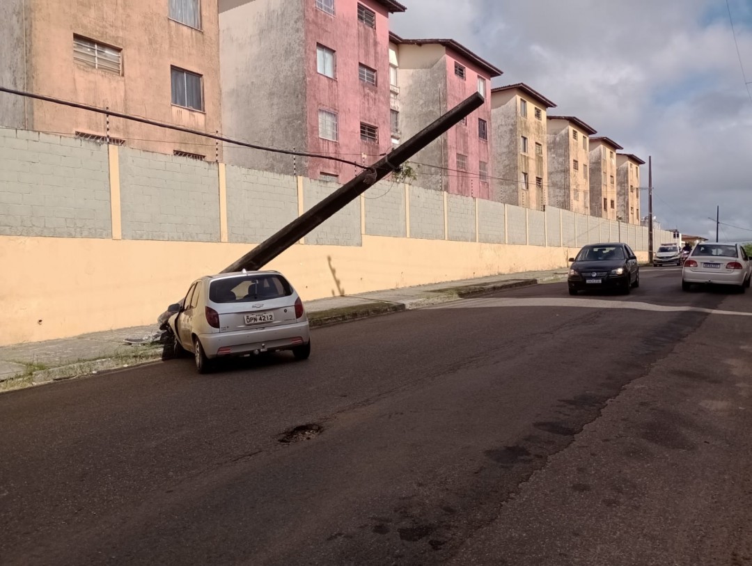 Carro é abandonado após colisão contra poste  em Aracaju